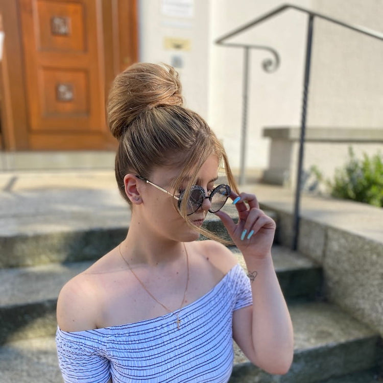 Notre chouchou en cheveux naturels te permet de réaliser toutes les coiffures que tu veux. Place-le sur le dessus de la tête pour plus de volume ou porte-le de façon plus décontractée. Grâce à son élastique pratique, tout est possible. Crée ton nouveau chignon en cheveux naturels selon tes envies !